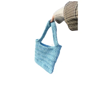 Virkad väska - JUST NU FRI FRAKT!!! 🩷Handgjord och virkad i 100% återvunnet bomullsgarn från modeindustrin. Härlig totebag som får plats med det mesta man kan behöva! Finns en missfärgning på ett ställe så därav billigare än de andra! Kan skicka bild om det önskas💕☺️