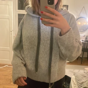 Stickadhoodie  - Stickadhoodie från hm x pringle med tryck på ryggen💕 