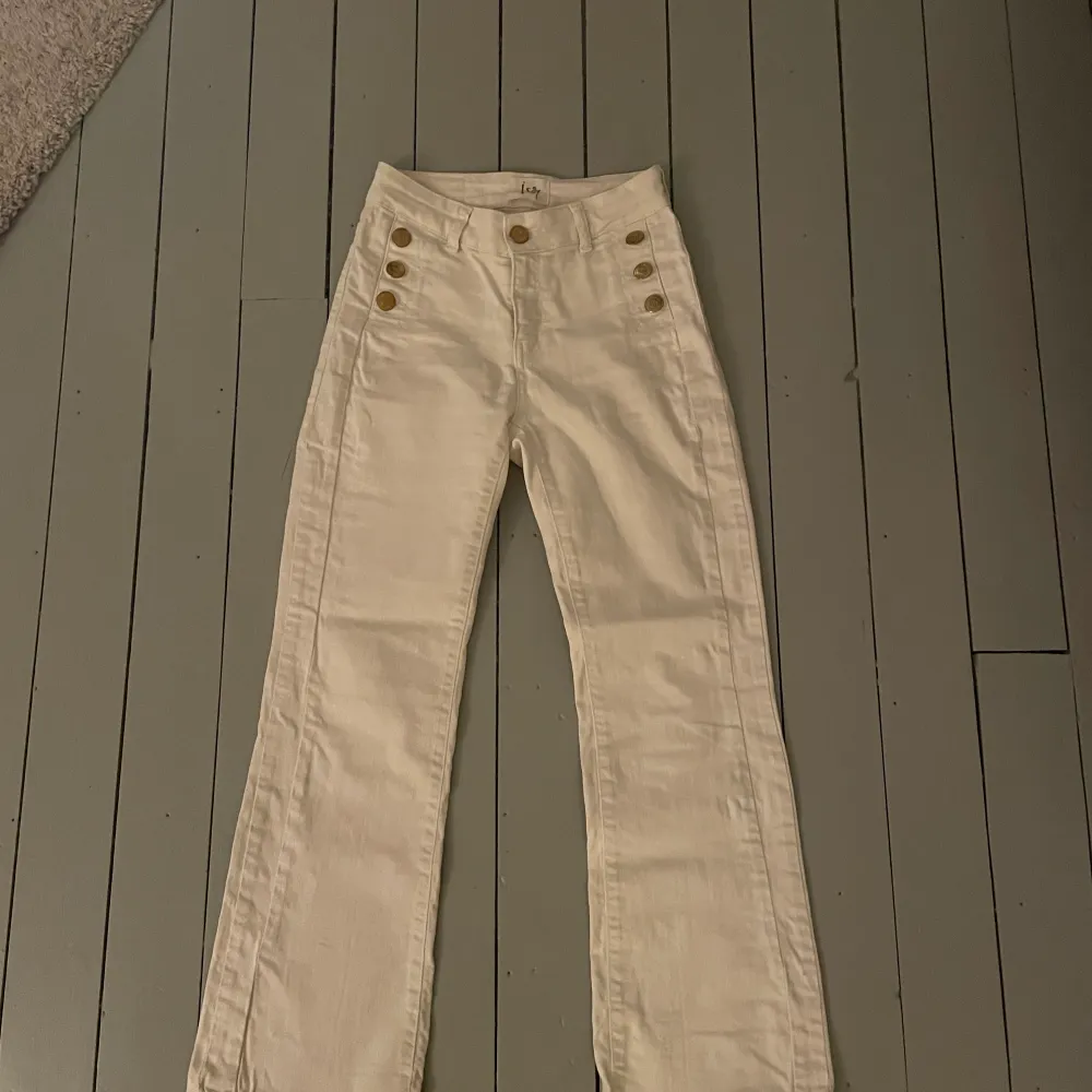 Dessa jeans är köpta i Haga. Dem är så snygga och Sköna men dem kommer bara aldrig till användning.  Frakt 29kr nypris ca 1000kr. Jeans & Byxor.