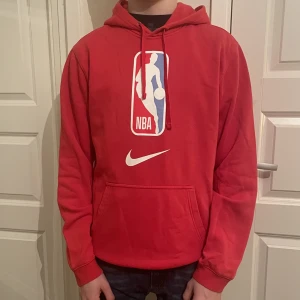 Fin hoddie, NIKE - Skick 10/10 säljer den då den inte är min stil