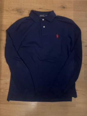 Ralphlauren Långärmad piké  - Hej, säljer nu min ralphlauren tröja i nyskick inga defekter och väldigt snygg! Hör av er vid funderingar, pris ej hugget i sten.