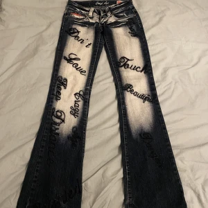 Crazy age jeans  - Säljer dessa super snygga lågmidjade bootcut jeansne ifrån crazy age!!❤️❤️Dem är i väldigt bra skick förutom lite nötningar längst ner, Midjemått:70cm, innerben:83cm❤️❤️säljer då dem inte kommer till någon andvändning längre!!❤️köp gärna med köp nu!!🫶🏼
