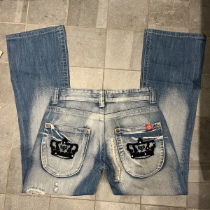 Lågmidjade jeans  - As coola lågmidjade jeans med fina detaljer! Midjemått: 37, innerbenalängd:74 cm❤️‍🔥