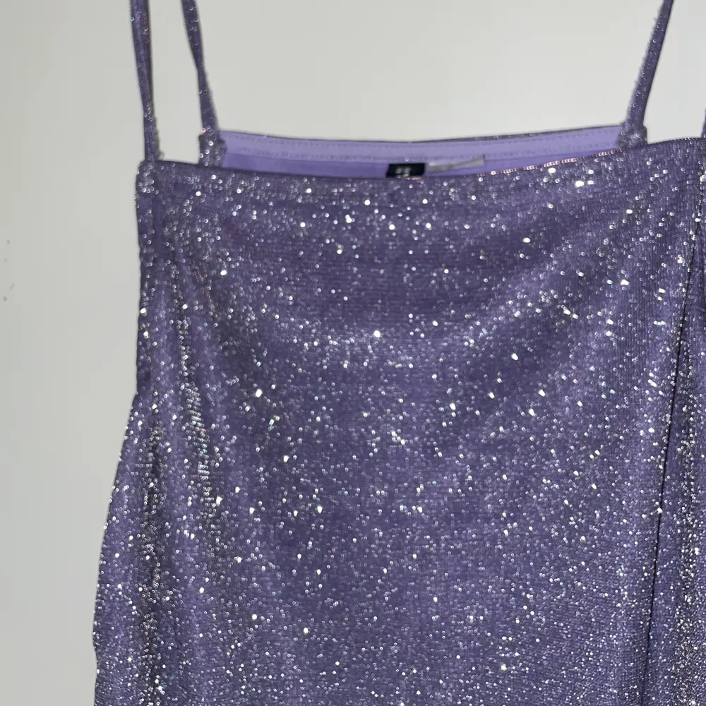 Glittrig klänning som är jätteskön och super inför exempelvis nyår! Knappt använd ✨ Skriv för bilder hur den sitter på🫶🏻🫶🏻. Klänningar.