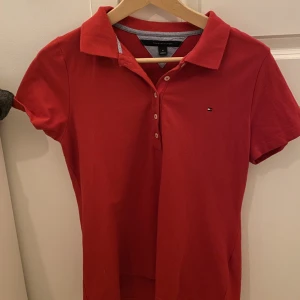 Tommy hilfiger  - Helt ny Tommy hilfiger tröja i storlek M den är för stor för mig så har inte kunnat använda den köpte den för 1300kr men jag säljer den för 75 pga att jag bara vill bli av med kläder i garderoben😊