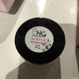 Rosa akrylpulver  - Rosa akrylpulver som är full då jag inte använt den.