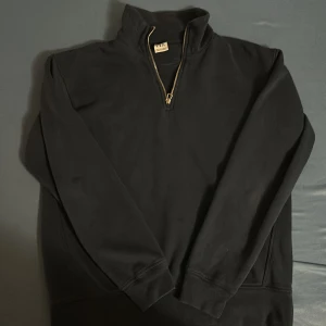 Zara half zip up  - helt ny zara half zip up inte använd alls och mycket bra skick i princip ny kostar runt 1000 helt ny