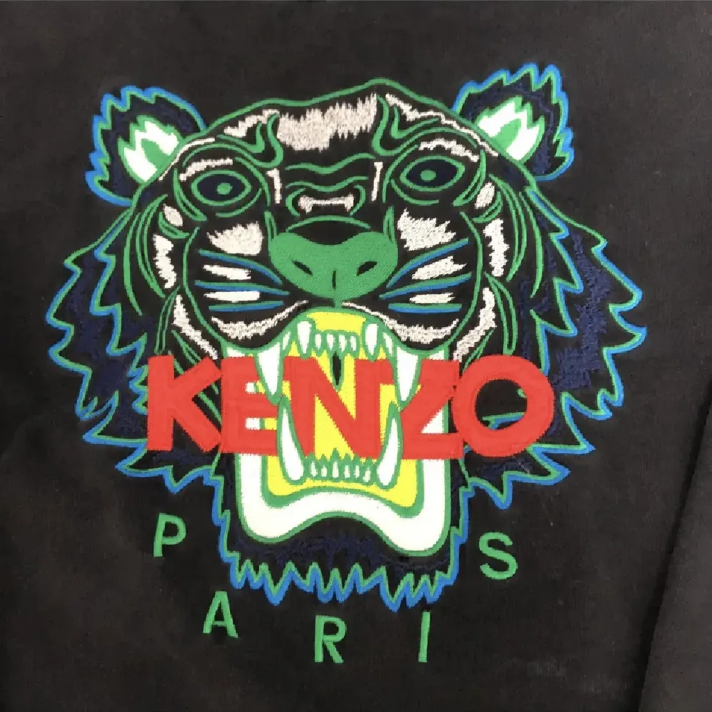 Använd kenzo hoodie med trycket på framsidan. Man ser skicket på tröjan på bilderna. Hoodies.