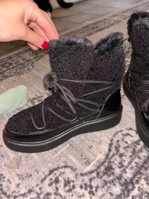 Fluffiga skor  - Säljer mina skor som endast är prövade! Jag köpte fel storlek och har sedan glömt att returnera.   De är alltså helt nya!  De är varma och super gosiga och snygga på.  