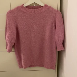 Rosa Ulltröja  - Säljer min kortärmade rosa ulltröja från Vero Moda eftersom att den aldrig tyvärr kommer till användning. Tröjan är använd Max 2 gånger och därför säljer jag den för 190kr, ordinarie pris 230kr. Jag säljer även en likadan fast i ljusgrön🩷