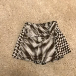Kjol - Shortskjol svart och vit, jag säljer andra kjolar åxå, om du köper flera går jag ner i pris.