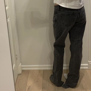 Zara jeans - Säljer mina trendiga zara jeans. Baggy/bootcut med slits. Strl 38 men passar även mig som har 36. Jag har fler bilder😊