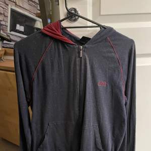 Tjena, säljer denna Hugo boss hoodie i strl S som är väldigt tunn men skön. Den är lite halvt nopprig från affär varför vet jag inte. Skriv för mer bilder/info mvh