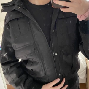 Vinterjacka - fin kvalite  finns luva med jackan  säljer pga den inte kommer till användning 