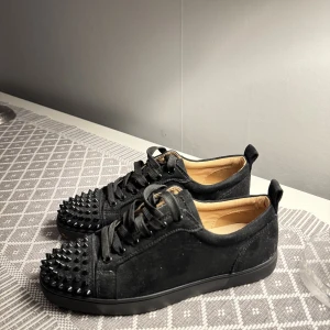 Christian louboutins strl 39 - Säljer min tjejs loubs då hon inte använder dem längre Använda 2-3ggr så i ny skick Boxen är bort tappad