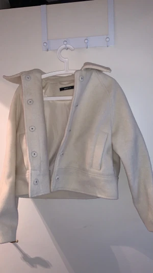 Vit/beige jacka  - Endast andvänd en gång , bra skick 