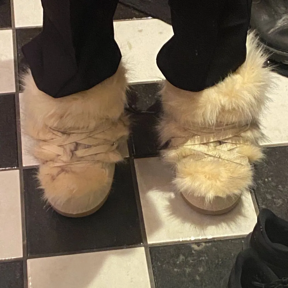 Så snygga fluffiga skor som är som en blandning av moon boots och inuikii. Varma sköna och lite tecken på användning. Går inte att få tag på längre!💗 obs två första inte mina bilder . Skor.