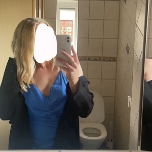 Zara klänning - Säljer denna så fina blå klänningen från Zara! Superfin öppen rygg och slits framtill, hellång! Använd 1 gång så i superfint skick 🦋 