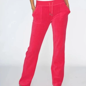 Juicy Byxor - Säljer mina få tal använda juicy byxor, i väldigt bra skick. Kom privat för fler frågor o diskutera pris mm.💗