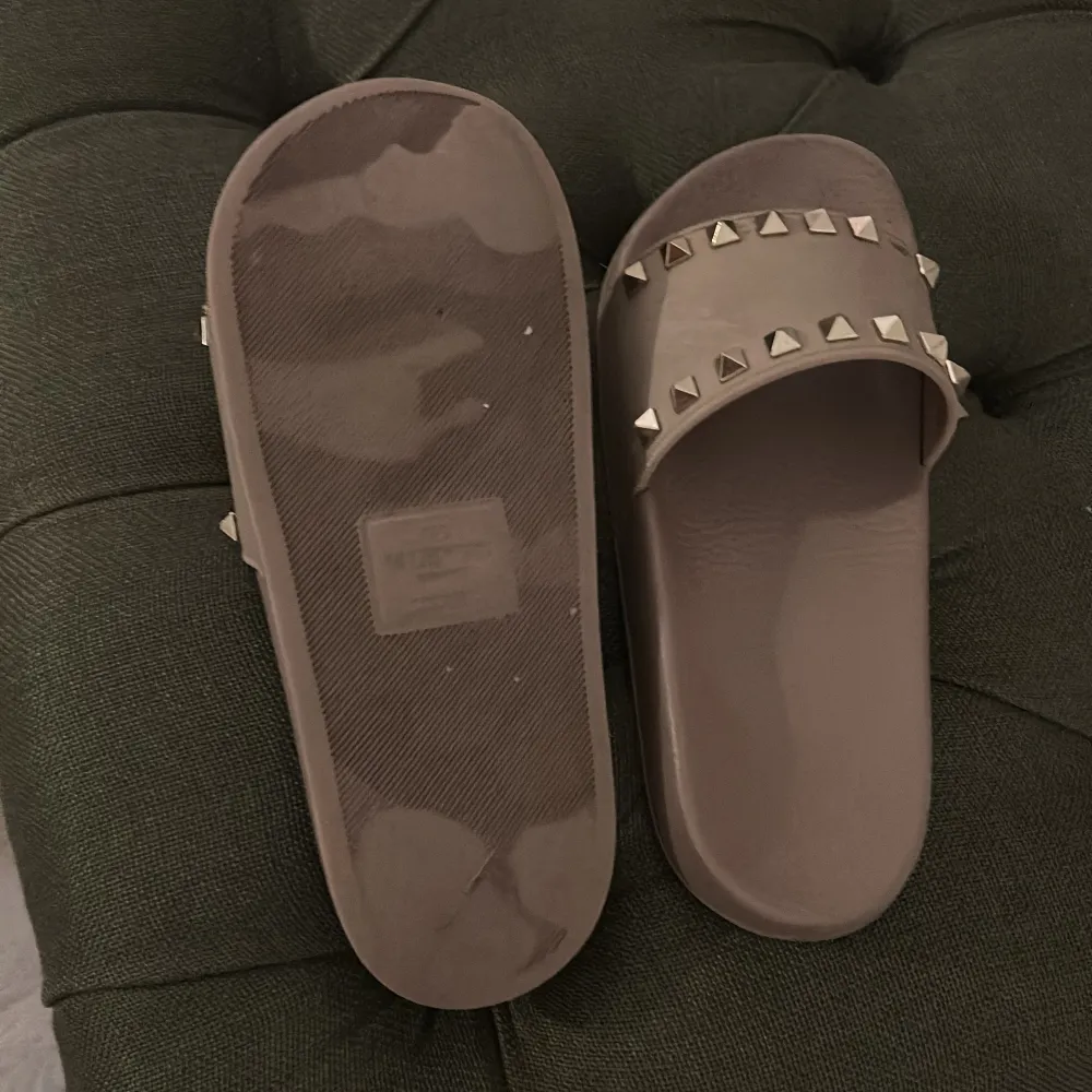 Fina valentino Garavani rockstud slide sandals. Fick dom för typ 3 års sedan! Bra skick!  Kostade för början 4. Skor.
