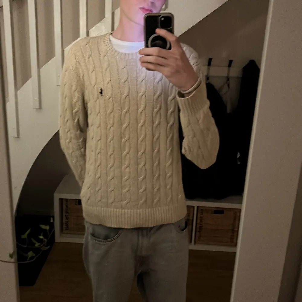 En raulph lauren sweatshirt i färgen ljus beige nästan lite vit liknande i stl S. Tröjor & Koftor.