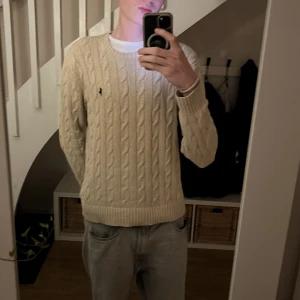Raulph lauren tröja  - En raulph lauren sweatshirt i färgen ljus beige nästan lite vit liknande i stl S
