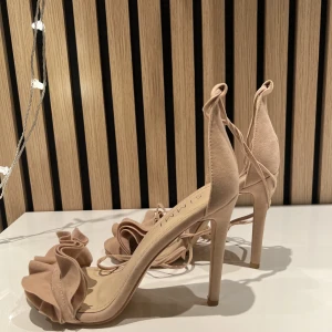 Klackar med snöre - Söta klackar med snöre, nya, endast testat. Beige/rosa nyans 