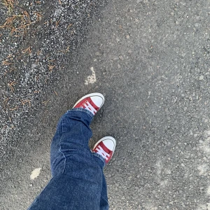 Vinröda Converse - Säljer mina vinröda converse då de inte kommer till användning längre. Köpte second hand men är i fint skick.💗