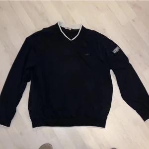 Tröja/Vindjacka - V-ringad tröja/vindjacka från Fourth Dimension. Storlek L (sitter som M/L)