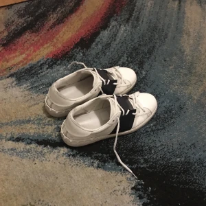 Valentino Garvani  - Hejsan 👋  Jag väljer nu att sälja mina Valentino skor i storlek 44 eftersom att jag ej längre är i behov av att använda dem! Använda, med garanti på att de är bekväma och stiliga.  Tar emot byten så det är bara att komma upp med förslag 🙏