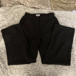 Kostym byxor😍 - Säljer ett par jätte fina kostym byxor från madlady i storlek M. säljer för att dom e för stora för mig. Skriv för fler bilder och frågor💕