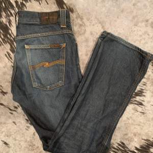 Snygga nudie jeans för vintern. Jeansen är i 6/10, litet hål i fickan m.m, tveka ej att ställa frågor. STEAL
