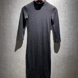 En svart polo/mockneck klänning från Gina Tricot. I storlek XS.