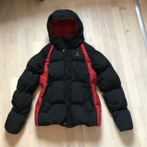 Jordan vinterjacka  - Sparsamt använd. Nyskick, inga defekter. Äkta, köpt för ca 2000kr förra vintern. Stl xs men mer som S. Hör av er om ni vill ha fler bilder!