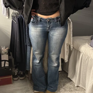 Lågmidjade bootcut jeans  - Säljer mina skit snygga lågmidjade bootcut jeans, storlek W30 L34. I toppen skick🫶🏼 Midjemått/höftmått 76cm och Innerbenslängd 78cm. Många som är intresserade så först till kvarn gäller, använd gärna köp nu😊