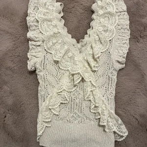 Zara topp - Säljer nu denna as snygga Zara toppen då den är fel storlek! Endast använd ca 3 gånger så den är som ny! Jag kan även tänka mig byten, kontakta för mer info!❤️