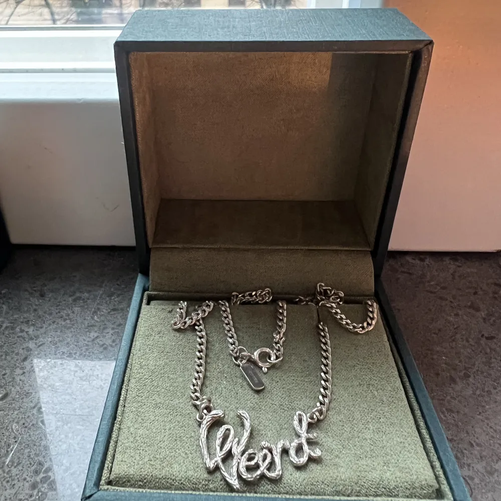 Slutsålt ”Weird” halsband från Maria Nilsdotter. Nyskick, aldrig använt. Kedjan går att ändra längd på i butik. Påse och ask medföljer 👽❤️ Nypris: ca 3000. Accessoarer.