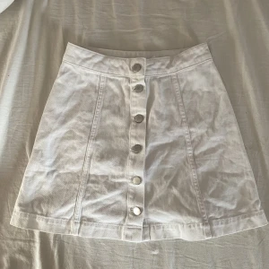 Kjol - Söt jeanskjol från H&M i storlek 34, använd fåtal gånger 💗