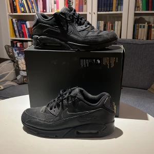 Air Max 90 black - Ett par riktigt bekväma Air Max 90! Stilrena och enkla att matcha! Storlek 45 men passar även 44. Skick: 7/10 Nypris: 1595kr Mitt pris: 150kr 