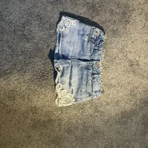  Fina jeans shorts ljusblå ej randiga bilder när fel