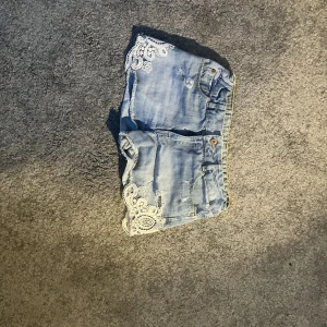  shorts  -  Fina jeans shorts ljusblå ej randiga bilder när fel