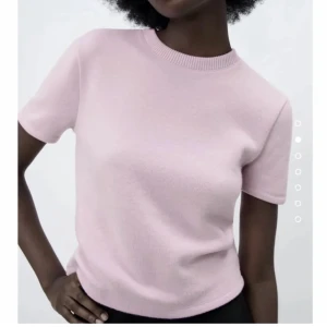 Rosa tshirt - Säljer en stickad tshirt ifrån zara i storlek S. Bar skick och inge defekter❤️