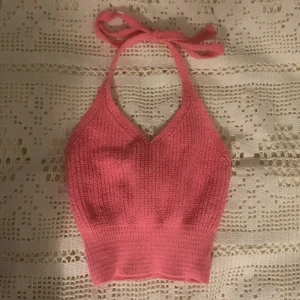 Stickat linne - Stickat rosa linne med knyte i nacken. Aldrig använd och i bra skick. 