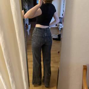 Svarta vida jeans med en passform som jag älskar! Storlek xs men urtvättade, därav sänkt pris. Sitter tajt i midjan med raka/vida ben nertill💕 skriv för mer info/bilder!