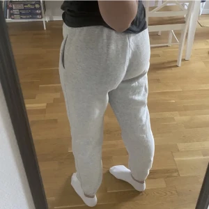 Grå mjukisbyxor  - Grå mjukisbyxor från Gina i Stl L men passar M bättre! Lite noppriga men går nog lätt bort med en avnoppare 