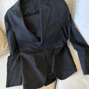 Lardini kostym - Vacker Lardini kostym köpt på Gabbuchi. Lagom tight model. Tunn exklusiv ull. Storlek mellan 46-48