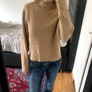Stickad tröja - Säljer denna snygga stickade tröja från zara med polo💕 
