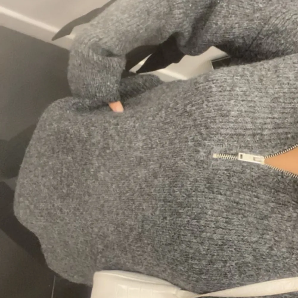 En grå stickad tröja från Ginatricot i storlek M. Höra av dig vid fler frågor💕. Neuleet.