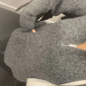 Stickad tröja - En grå stickad tröja från Ginatricot i storlek M. Höra av dig vid fler frågor💕