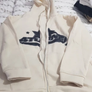 Kofta - Jag säljer min kofta som jag köpte från aliexpress. Den är i bra skick. Storle M men kan passa till L också. Köparen står för frakt. 